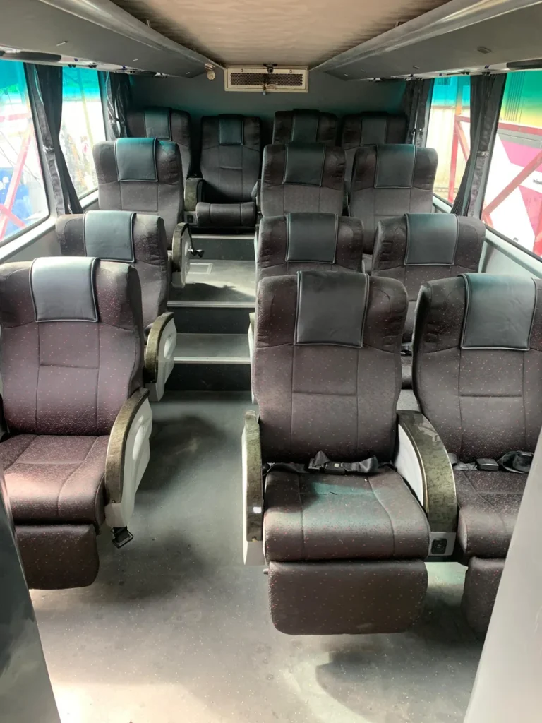 Tempat duduk bas sebelum cucian
